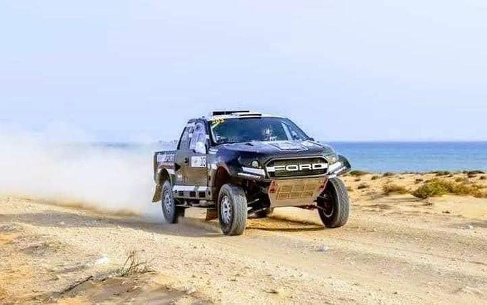 Miroslav Zapletal ve Fordu na trati Sharqiya International Baja 2021