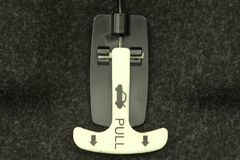 Z kufru auta snadno utečete díky svítící záchranné páčce. Prosadila ji oběť brutálního únosu