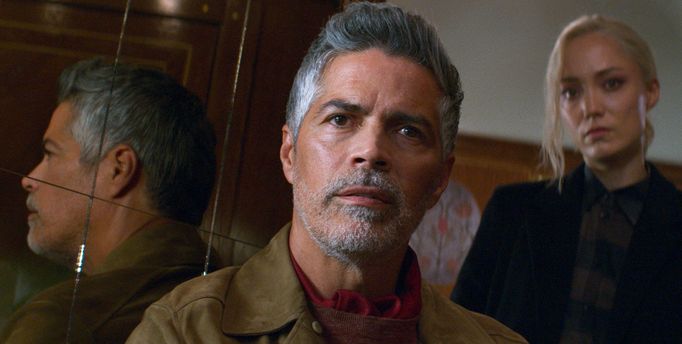 Esai Morales v roli Gabriela a Pom Klementieff jako Paris.
