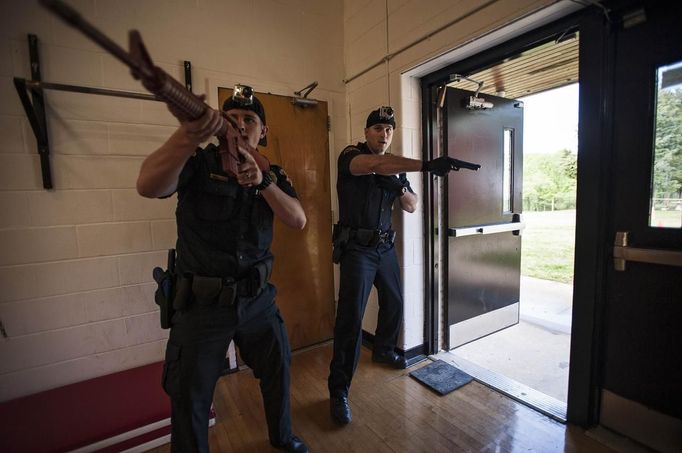 Marine Corps Police officers secure the gymnasium during a training exercise to respond to a shooting at Quantico Middle High School in Quantico, Virginia May 9, 2013. REUTERS/James Lawler Duggan (UNITED STATES - Tags: MILITARY CRIME LAW) Published: Kvě. 10, 2013, 12:25 dop.