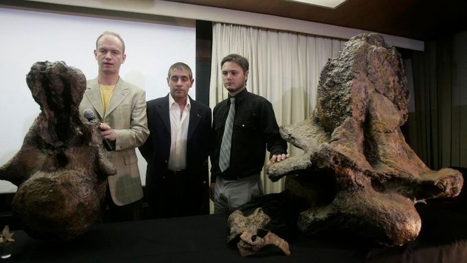 Vědci v brazilském Riu představují Futalognkosaura, jednoho z největších dinosaurů na světě
