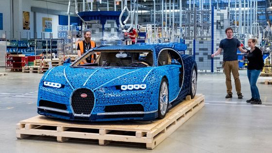 Lego Bugatti Chiron zavítá do Prahy, obdivovat ho mohou před Vánoci návštěvníci obchodního centra Chodov.