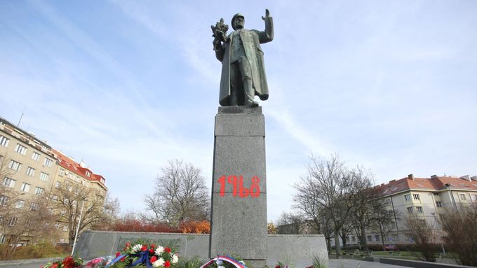 Pomník maršála Koněva s posprejovaným podstavcem a věnci.