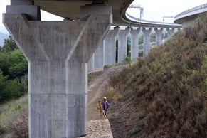Obrazem: Už se to moc nehýbe. Dálnice D8 do Drážďan je po 33 letech otevřena, stavba pokračuje