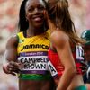 Jamajská sprinterka Veronica Campbell-Brownová (vlevo) gratuluje Bulharce Ivet Lalalové v 1. kole rozběhů na 100 metrů během OH 2012 v Londýně.