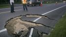 A sinkhole grows along Highway 129 South in Live Oak, Florida, June 27, 2012. Tropical Storm Debby weakened to a tropical depression after it drifted ashore on Florida's Gulf Coast, even as it dumped more rain on flooded areas and sent thousands of people fleeing from rising rivers. REUTERS/Phil Sears (UNITED STATES - Tags: ENVIRONMENT DISASTER) Published: Čer. 28, 2012, 2:46 dop.