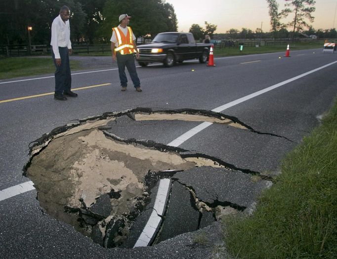 A sinkhole grows along Highway 129 South in Live Oak, Florida, June 27, 2012. Tropical Storm Debby weakened to a tropical depression after it drifted ashore on Florida's Gulf Coast, even as it dumped more rain on flooded areas and sent thousands of people fleeing from rising rivers. REUTERS/Phil Sears (UNITED STATES - Tags: ENVIRONMENT DISASTER) Published: Čer. 28, 2012, 2:46 dop.