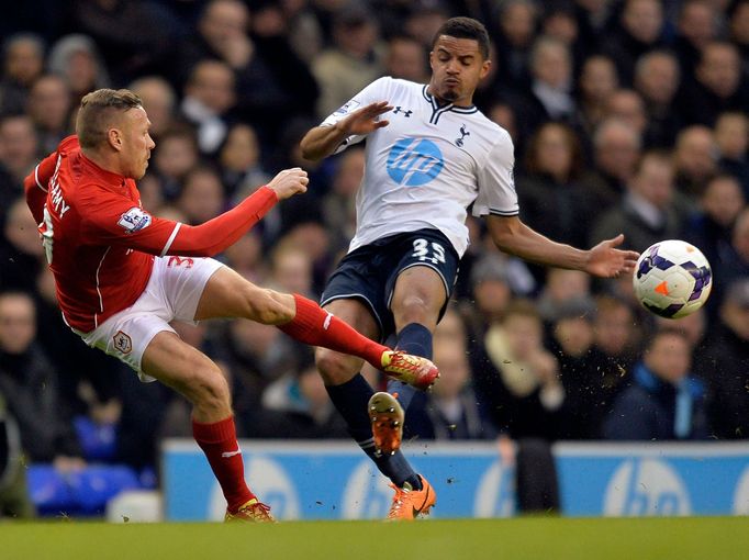 Zeki Fryers (R) a Craig Bellamy v utkání Totenham - Cardiff