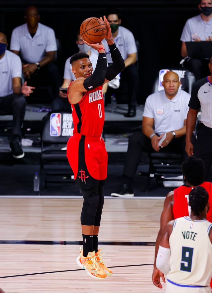 Russell Westbrook z Houstonu vysílá další projektil na koš Milwaukee