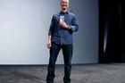 Šéf Apple Tim Cook předvádí iPhone 6 Plus. Cook v roce 2011 nahradil v čele podniku legendárního Steva Jobse, který brzy poté zemřel na rakovinu.