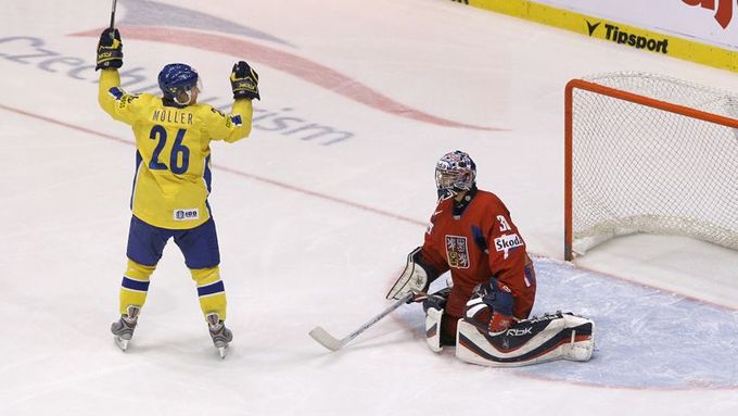 Švédové se v páté minutě ujali vedeni 1:0. Z gólu se raduje jeho autor Oscar Moller.
