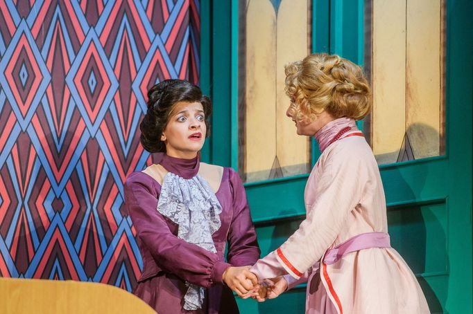 Na snímku ze Španělské mušky jsou Lydie Šafářová jako Paula a Barbora Křupková v roli Wally.