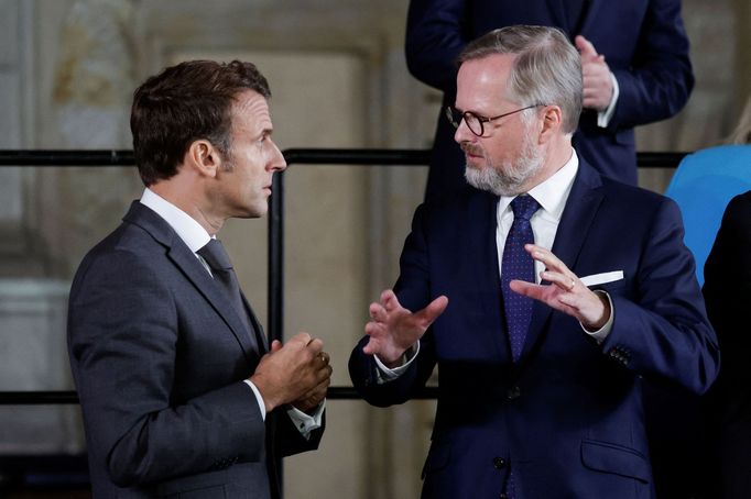 Francouzský prezident Emmanuel Macron s českým premiérem Petrem Fialou na summitu Evropského politického společenství v Praze.