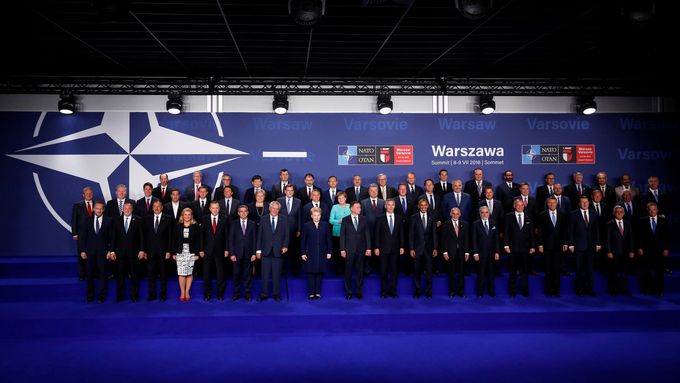 Skupinové foto ze summitu ve Varšavě. Miloš Zeman v první řadě sedmý zleva.