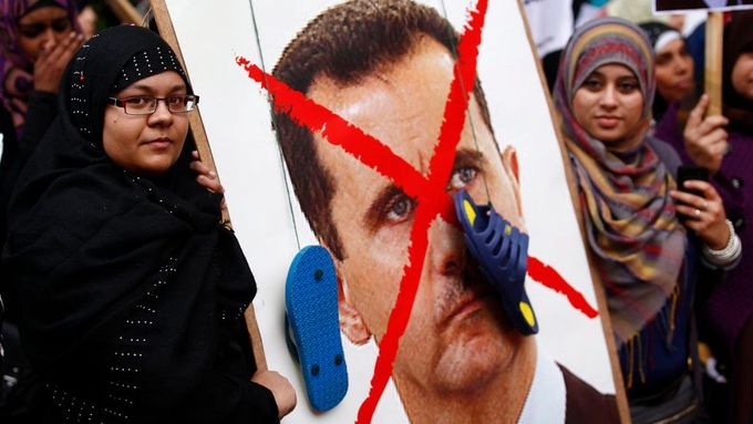 Bota v obličeji je podle arabské mentality vrcholným projevem pohrdání. Snímek zneuctěného prezidenta Bašára Asada pochází z demonstrace na podporu změn v Sýrii před syrskou ambasádou v Londýně.