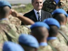 Italský ministr obrany Arturo Parisi při setkání s italskými vojáky, kteří v rámci mise OSN přiletěli do jiholibanonské vesnice Kalaway.