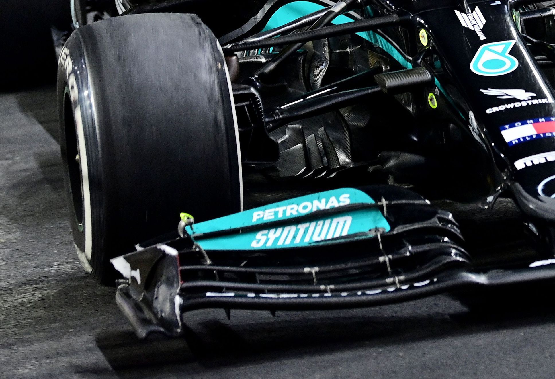 Poničený přední spoiler Mercedesu Lewise Hamiltona v cíli Velké ceny Saúdské Arábie F1 2021
