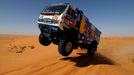 Andrej Karginov v Kamazu skáče v dunách při Rallye Dakar