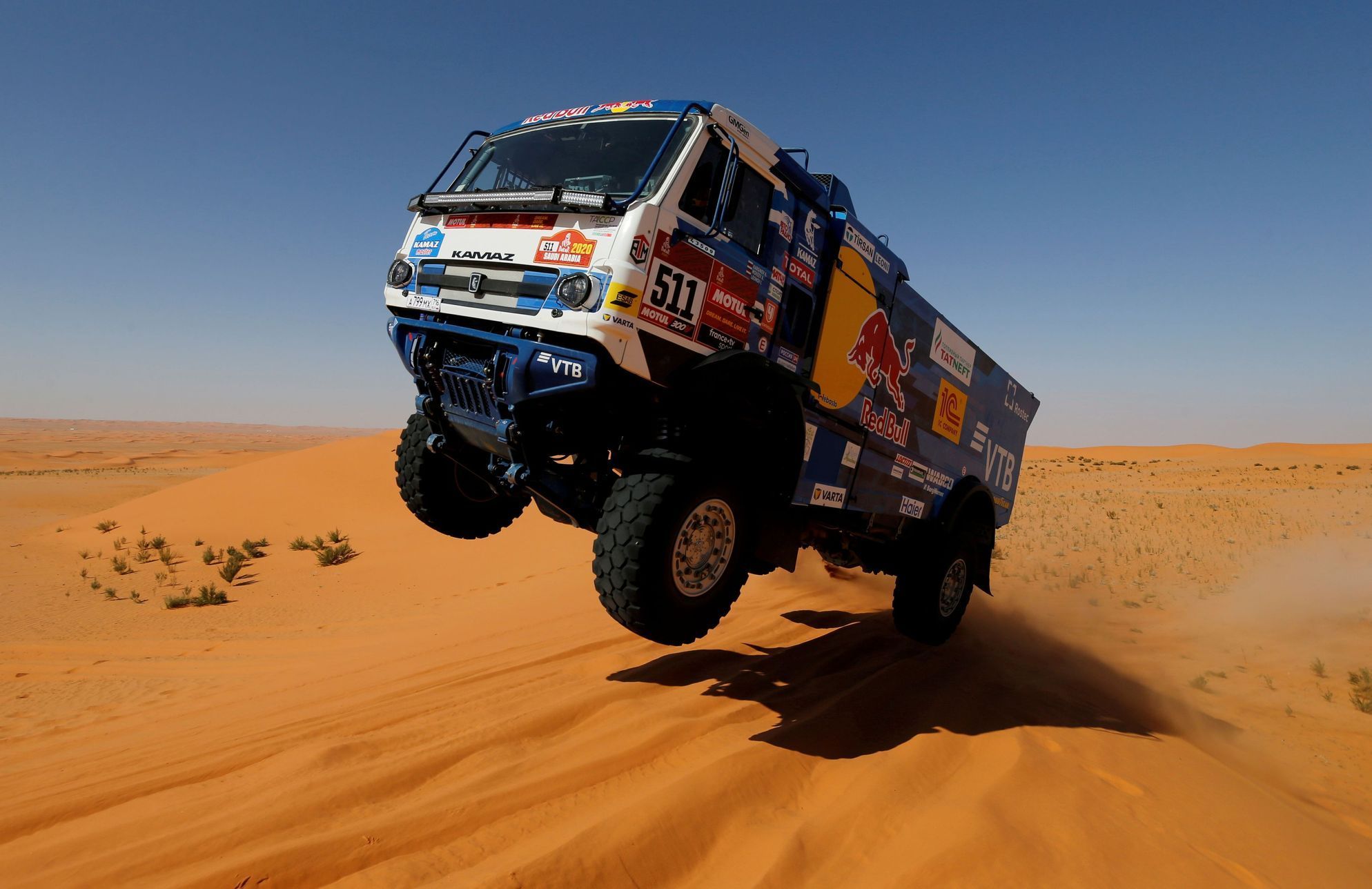Nejhezčí fotky Reuters 2020 - Andrej Karginov v Kamazu při Rallye Dakar