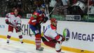 Hokejista Lva Praha Martin Škoula odehrává puk před Michailem Grabovským (vlevo) a Vladimirem Žarkovem v utkání KHL proti CSKA Moskva.