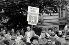 Antikomunistický mítink na Albertově, 17. května 1990 (ukázka z výstavy a knihy Dany Kyndrové Devadesátky).