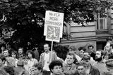 Antikomunistický mítink na Albertově, 17. května 1990 (ukázka z výstavy a knihy Dany Kyndrové Devadesátky).