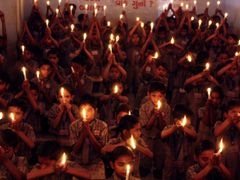 Školáci držíce svíčky, uctívají památku obětí bombajských útoků.