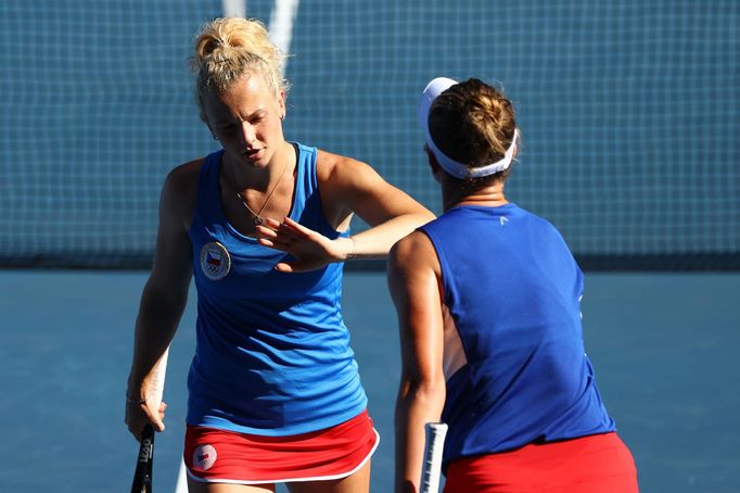 Barbora Krejčíková a Kateřina Siniaková ve finále na OH 2020 proti Viktoriji Golubicové a Belindě Bencicové