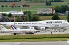 Gigantické letadlo Iron Maiden zesměšnilo stroje Hollanda a Merkelové. Snímek se stal terčem vtipů