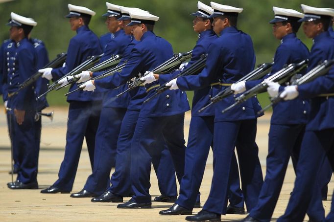 An honour guard fire their rifles, paying tribute to Oscar Niemeyer, at the Brasilia Air Base December 6, 2012. Niemeyer, a towering patriarch of modern architecture who shaped the look of modern Brazil and whose inventive, curved designs left their mark on cities worldwide, died late on Wednesday. He was 104. Niemeyer had been battling kidney and stomach ailments in a Rio de Janeiro hospital since early November. His death was the result of a lung infection developed this week, the hospital said, little more than a week before he would have turned 105. REUTERS/Ueslei Marcelino (BRAZIL - Tags: OBITUARY MILITARY POLITICS SOCIETY) Published: Pro. 6, 2012, 7:49 odp.