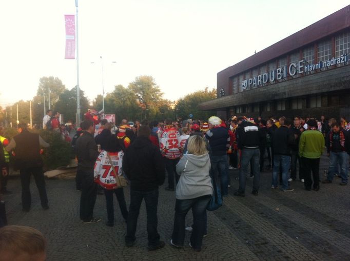 ELH, Pardubice - Hradec Králové: pochod fanoušků HK v Pardubicích