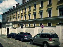 Budova bývalé vojenské věznice z Kapucínské ulice, přezdívaná „Domeček“ – obávaná tajná mučírna StB