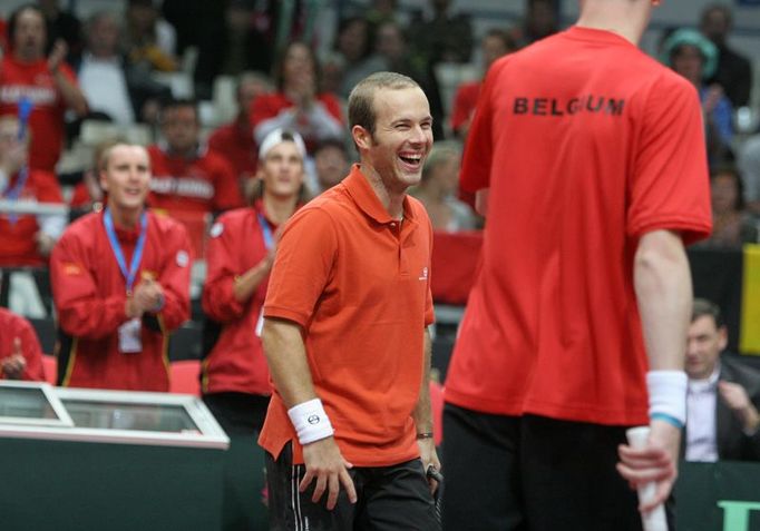 Olivier Rochus se směje poté, co mu vyšlo důvtipné zakončení, jakých Belgičané předvedli ve čtyřhře celou řadu.