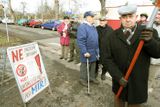 Demonstranti v Jincích požadují referendum o tom, zda může v Česku vyrůst protiraketový radar.