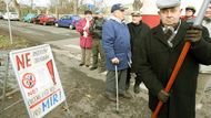 Demonstranti v Jincích požadují referendum o tom, zda může v Česku vyrůst protiraketový radar.