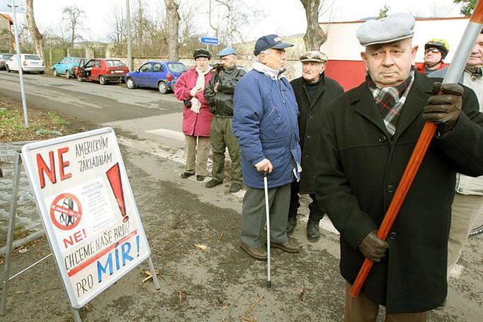 Demonstranti v Jincích požadují referendum o tom, zda může v Česku vyrůst protiraketový radar.