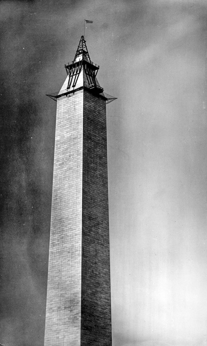 Washington Monument, Washington D.C., dokončení stavby vrcholu, prosinec 1884. Historická fotografie zachycuje obelisk během finálních prací.