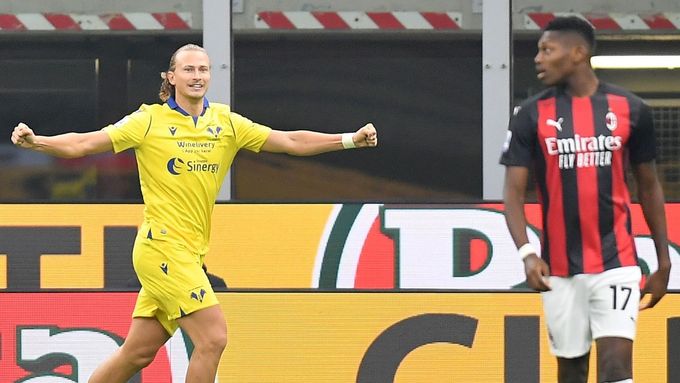 Antonín Barák slaví v dresu Verony gól, kterým na San Siru otevřel skóre utkání s AC Milán