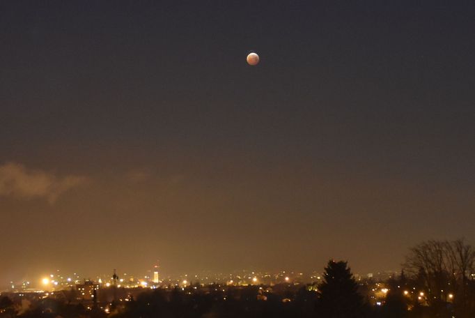 Zatmění měsíce 21. ledna 2019 nad Českými Budějovicemi.