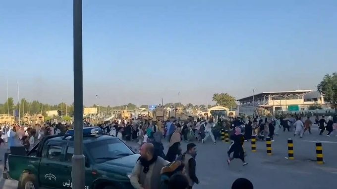 Afghánci se zoufale snažili uprchnout na letiště poté, co Tálibán převzal moc nad městem