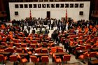 V tureckém parlamentu padaly pěstí. Zákonodárci se poprali kvůli ústavním změnám