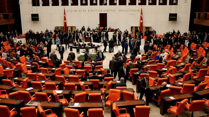 Turecký parlament během páteční debaty.