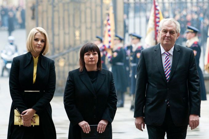 Miloš Zeman s manželkou Ivanou Zemanovou a dcerou Kateřinou přichází na Pražský hrad 8. března 2013 k prezidentské inauguraci.