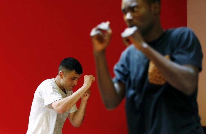 Unemployed Belgian Mohamed Sammar takes part in a "Fit for a job" boxing class in Brussels July 1, 2013. Sammar, 27, has been looking for a job in the construction sector for 2 years. "Fit for a job" is the initiative of former Belgian boxing champion Bea Diallo, whose goal was to restore the confidence of unemployed people and help them find a job through their participation in sports. Picture taken July 1, 2013. REUTERS/Francois Lenoir (BELGIUM - Tags: SPORT BOXING SOCIETY BUSINESS EMPLOYMENT) Published: Čec. 5, 2013, 4:25 odp.