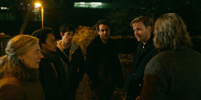 Saskia Reevesová, Rosalind Eleazarová, Christopher Chung, Dustin Demri-Burns, Jack Lowden a Gary Oldman.