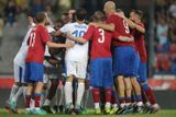I když Rosický začal utkání v týmu světa, přišel slavit první gól českého týmu v odlišném dresu.
