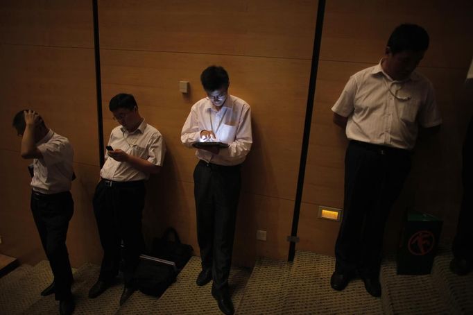 A trainee looks at the screen of his tablet device as he attends a training course at the communist party school called China Executive Leadership Academy of Pudong in Shanghai, September 24, 2012. China's Communist Party has dramatically stepped up its training of the country's roughly 40 million party and government officials in the past decade. With public scrutiny of cadre behaviour growing via social media, the party is likely to call for continued, and deepened, cadre education at the upcoming 18th Party Congress. At the vanguard of this education drive, alongside a Central Party School in Beijing, are three "Executive Leadership Academies" which opened in 2005 for middle-ranking and senior officials in Shanghai, Yan'an and Jinggangshan. The curriculum covers Marxism, Leninism and Mao Zedong Thought, but students may also take finance courses, receive in-depth media training or role-play crisis management scenarios on everything from disease outbreaks to train wrecks. REUTERS/Carlos Barria (CHINA - Tags: POLITICS SOCIETY) Published: Zář. 24, 2012, 1:59 odp.