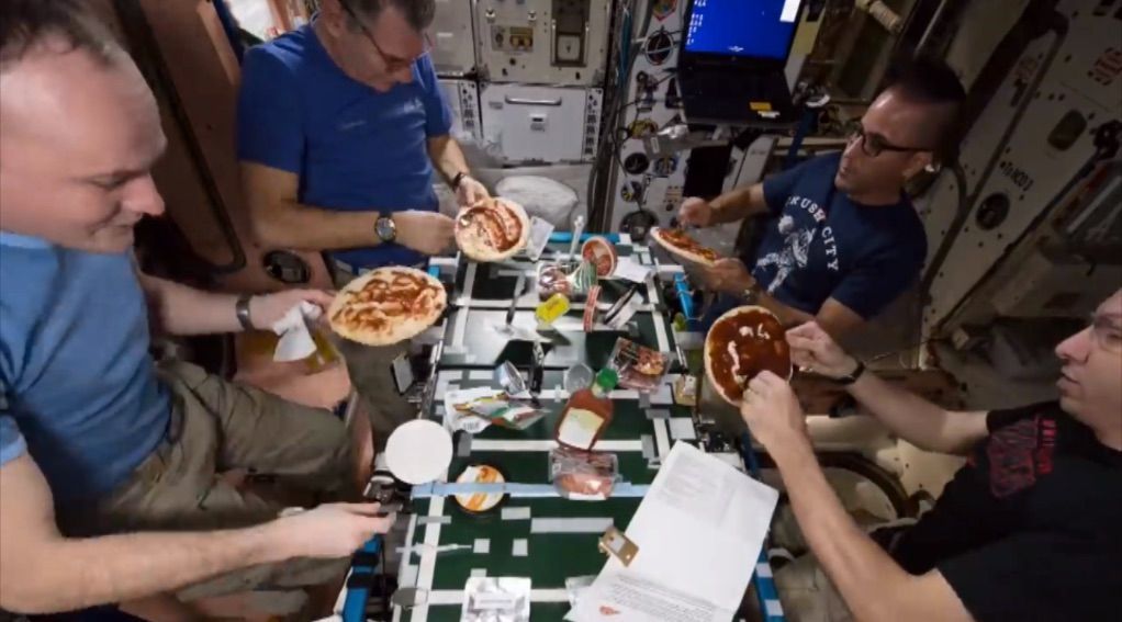 Pizza párty na vesmírné lodi. Podívejte se, jak se tato italská klasika vyrábí ve stavu beztíže