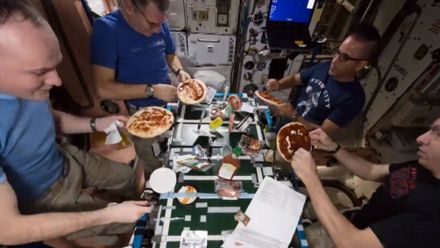 Pizza party na vesmírné lodi. Jak se dělá italská klasika ve stavu beztíže?