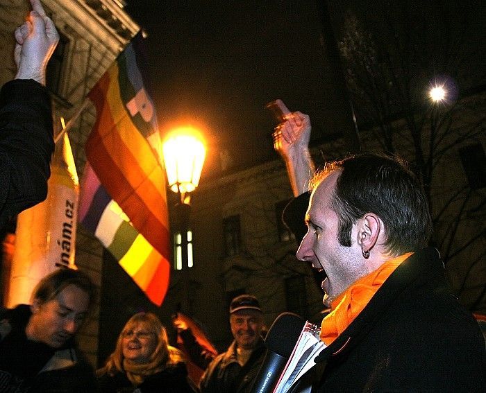 Protestní akce proti americké radarové základně před budovou vlády